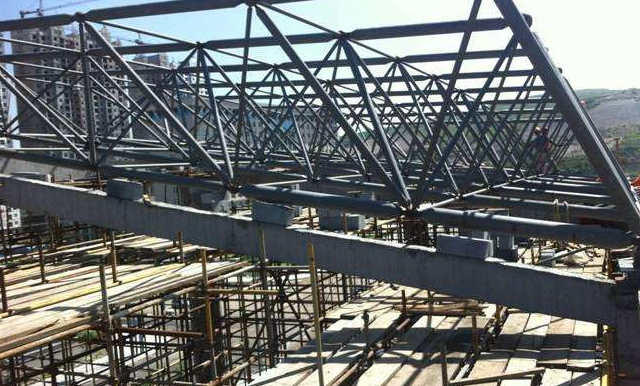 朝阳区简述网架公司的黑色压型钢板的吊装步履